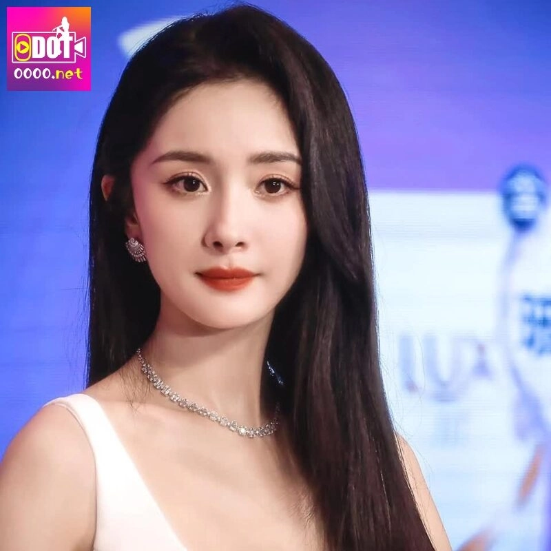 Dương Mịch tựa vào cây trong khung cảnh lãng mạn.